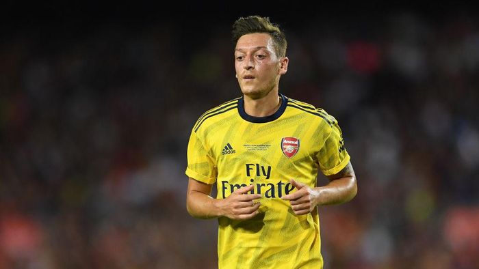 Mesut Oezil BARCELONA, SPAIN - AUGUST 04: Mesut Ozil of Arsenal looks on during the Joan Gamper trophy friendly match between FC Barcelona and Arsenal at Nou Camp on August 04, 2019 in Barcelona, Spain. (Photo by David Ramos/Getty Images)