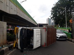Mobil Boks Terguling di Jl Tendean Jaksel, Lalin ke Pancoran Macet