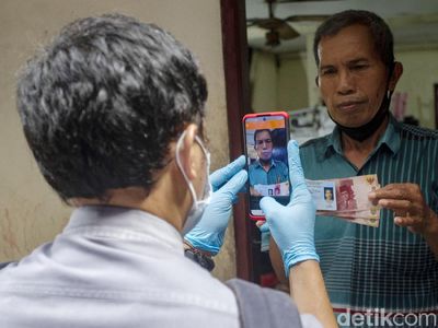 Momen Penyaluran Bansos Tunai Rp 300 Ribu di Jakarta