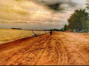 Menanti Kemilau Senja di Pantai Batakan