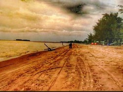 Menanti Kemilau Senja di Pantai Batakan
