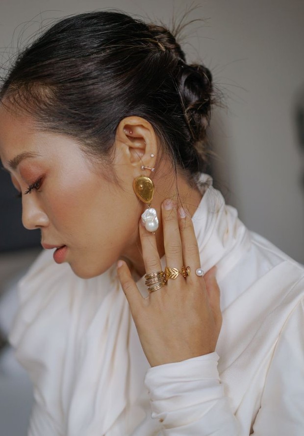 Pearl Earrings/pinterest.com Kamu dapat dengan mudah mengambil pendekatan yang lebih modern dengan menumpuk mutiara di kalung, anting, cincin dan gelang yang berlimpah.
