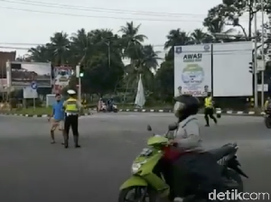 Usai Terobos Lampu Merah, Pemotor Ini Banting Helm-Serang Polisi