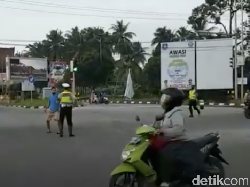 Usai Terobos Lampu Merah, Pemotor Ini Banting Helm-Serang Polisi