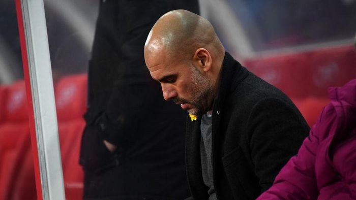 Pep Guardiola STOKE ON TRENT, ENGLAND - MARCH 12: Josep Guardiola, Manager of Manchester City adjusts a yellow ribbon prior to the Premier League match between Stoke City and Manchester City at Bet365 Stadium on March 12, 2018 in Stoke on Trent, England. (Photo by Gareth Copley/Getty Images)