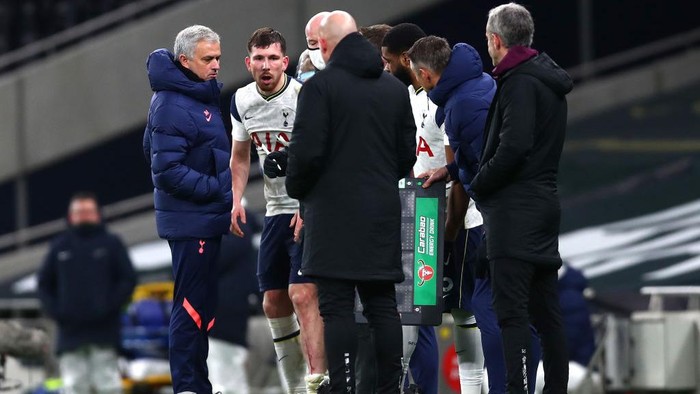 LONDON, ENGLAND - JANUARY 05: Jose Mourinho, Manager of Tottenham Hotspur talks to Pierre-Emile Hoejbjerg of Tottenham Hotspur as he leaves the pitch with an injury during the Carabao Cup Semi Final between Tottenham Hotspur and Brentford at Tottenham Hotspur Stadium on January 05, 2021 in London, England. (Photo by Clive Rose/Getty Images)