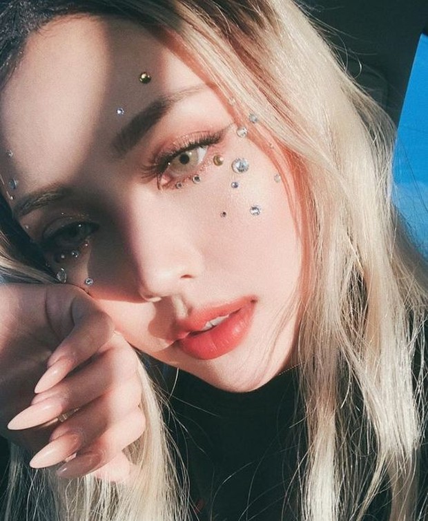 Pinterest.com/kamakula Letakkan di daerah mata sehingga membantu eye makeup semakain menonjol.