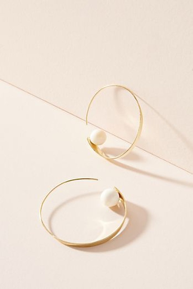 Bentuk lingkaran besar pada perhiasan secara resmi mengambil alih trend tahun ini.