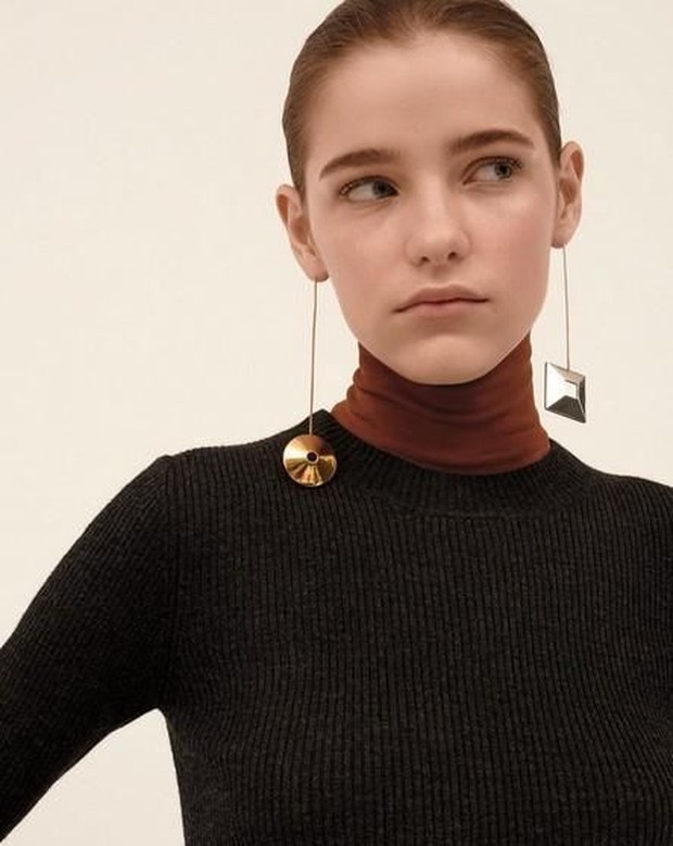 Cobalah untuk membuat tampilan baru dengan memakai mis matched earrings.