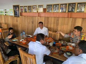 Mulia! 5 Polisi Ini Traktir Sayuran dan Gorengan untuk Masyarakat