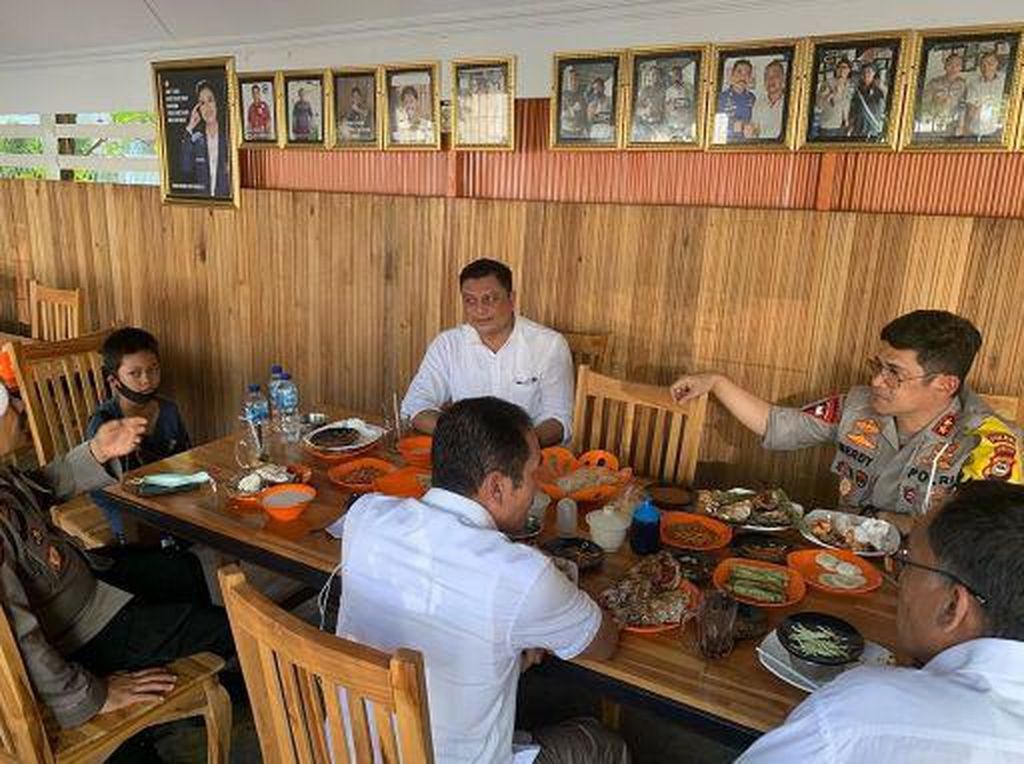 Mulia! 5 Polisi Ini Traktir Sayuran dan Gorengan untuk Masyarakat Mulia! 5 Polisi Ini Traktir Sayuran dan Gorengan untuk Masyarakat