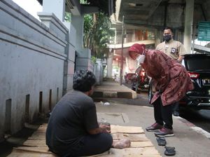 Blusukan di Jaksel, Risma Temui Eks Ojol yang Motornya Disita hingga Pemulung