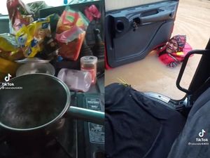 Santuy! Terjebak Banjir di Dalam Truk, Pria Ini Asyik Masak Mie Instan