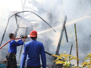 Ponpes Salafi di Rangkasbitung Terbakar, Kitab-Sepeda Motor Hangus Ponpes Salafi di Rangkasbitung Terbakar, Kitab-Sepeda Motor Hangus