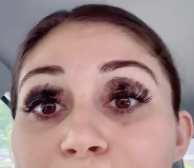 Tak masalah bila maskaramu berantakan/Foto: Pinterest/glamourmag Beauty hacks fake-false lashes mascara