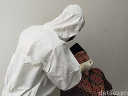 Ratusan Orang di DPRD Surabaya Jalani Tes Swab