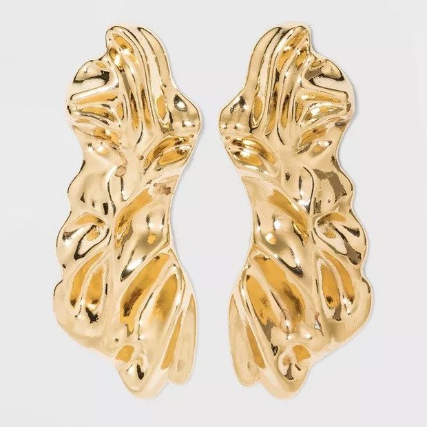 Textured Metal/target.com Beberapa brand, seperti Acne Studios, Jacquemus dan Chloé memberikan bayangan tren perhiasan, yaitu dengan tampilan logam bertekstur hampir cair sebagai aksesoris