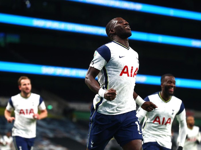 LONDON, ENGLAND - JANUARY 05: Moussa Sissoko of Tottenham Hotspur celebrates after scoring their team's first goal during the Carabao Cup Semi Final between Tottenham Hotspur and Brentford at Tottenham Hotspur Stadium on January 05, 2021 in London, England. (Photo by Clive Rose/Getty Images)
