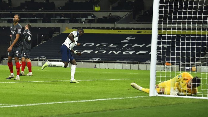 Tottenhams Moussa Sissoko, center, celebrates after scoring the opening goal past Brentfords goalkeeper David Raya Martin, right, during the EFL Cup semi-final soccer match between Tottenham Hotspur and Brentford at Tottenham Hotspur Stadium in London, England, Tuesday, Jan. 5, 2021. (Glyn Kirk/Pool via AP)