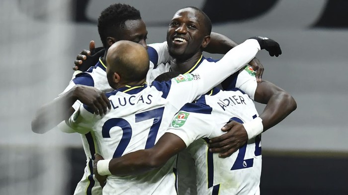 Tottenhams team players celebrate after Moussa Sissoko scored their sides first goal during the EFL Cup semi-final soccer match between between Tottenham Hotspur and Brentford at Tottenham Hotspur Stadium in London, England, Tuesday, Jan. 5, 2021. (Glyn Kirk/Pool via AP)