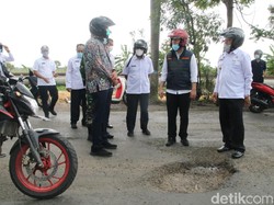 Naik Motor, Wagub Emil Rasakan Langsung Jalan Rusak Parah di Lamongan