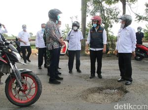 Naik Motor, Wagub Emil Rasakan Langsung Jalan Rusak Parah di Lamongan Naik Motor, Wagub Emil Rasakan Langsung Jalan Rusak Parah di Lamongan