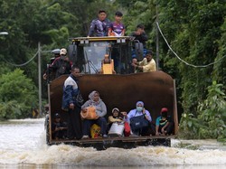 Diterjang Banjir, Warga Malaysia Terpaksa Dievakuasi dengan Ekskavator