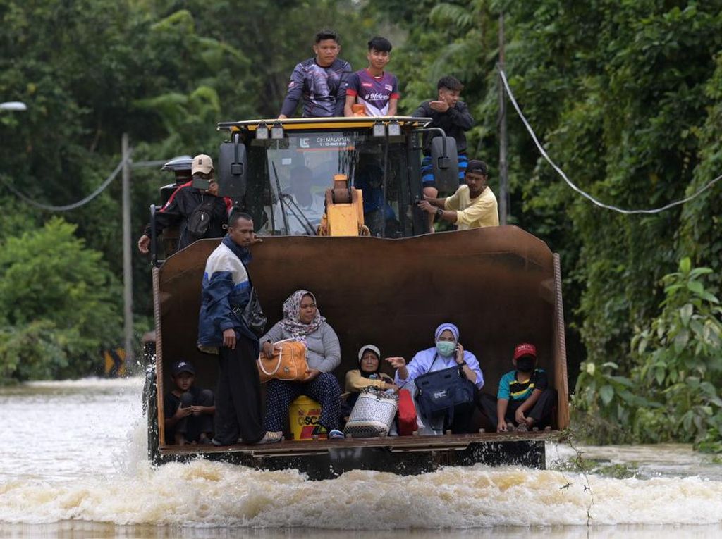 6 Tewas dan Hampir 50.000 Orang Dievakuasi Akibat Banjir di Malaysia 6 Tewas dan Hampir 50.000 Orang Dievakuasi Akibat Banjir di Malaysia