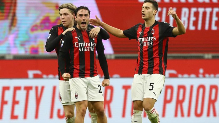 MILAN, ITALY - JANUARY 06: Davide Calabria of A.C. Milan celebrates after he scores their teams first goal during the Serie A match between AC Milan and Juventus at Stadio Giuseppe Meazza on January 06, 2021 in Milan, Italy. Sporting stadiums around Italy remain under strict restrictions due to the Coronavirus Pandemic as Government social distancing laws prohibit fans inside venues resulting in games being played behind closed doors. (Photo by Marco Luzzani/Getty Images)