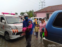 Merapi Erupsi, Ratusan Warga Magelang Balik Mengungsi