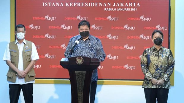 Ketua Komite Penanganan Covid Airlangga Hartarto memberikan keterangan, Rabu (6/1).