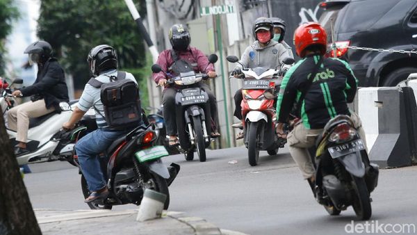 Menantang Maut! Pemotor Bandel Ini Nekat Lawan Arah