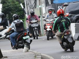 Menantang Maut! Pemotor Bandel Ini Nekat Lawan Arah