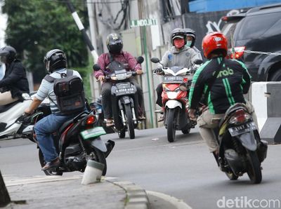 Menantang Maut! Pemotor Bandel Ini Nekat Lawan Arah