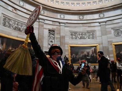 Aksi Selfie Pendukung Trump di Dalam Gedung Capitol