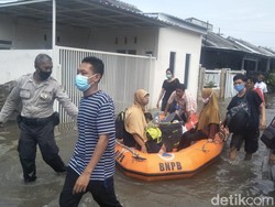 Luapan Sungai Akibat Hujan Deras Rendam Perumahan di Kediri