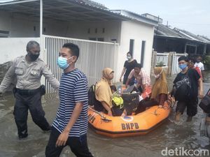 Luapan Sungai Akibat Hujan Deras Rendam Perumahan di Kediri Luapan Sungai Akibat Hujan Deras Rendam Perumahan di Kediri