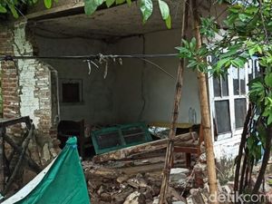 Jalan dan Rumah Rusak Diterjang Banjir 2 Meter di Pasuruan