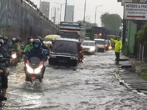 Hujan Deras 2 Jam Rendam Jalan Bawah Layang Waru, Motor dan Mobil Mogok Hujan Deras 2 Jam Rendam Jalan Bawah Layang Waru, Motor dan Mobil Mogok