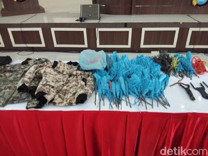 Deretan Busur Panah-Senapan Diamankan dari Rumah Anggota JAD di Makassar Deretan Busur Panah-Senapan Diamankan dari Rumah Anggota JAD di Makassar