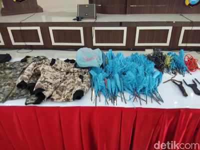Deretan Busur Panah-Senapan Diamankan dari Rumah Anggota JAD di Makassar