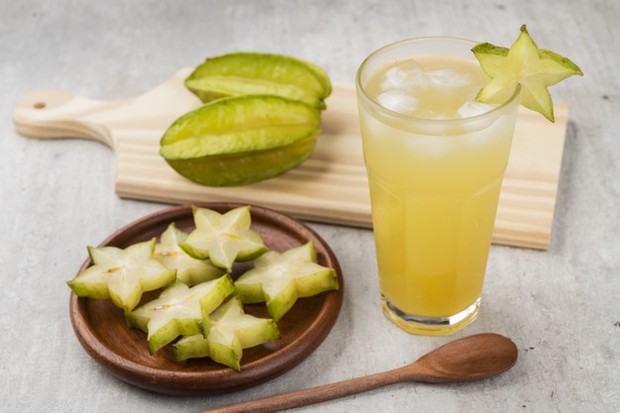 Belimbing dan Strawberry/freepik.com Masih jarang yang menggunakan belimbing untuk dibuat jus, padahal belimbing mengandung vitamin C harian per 100 ml.