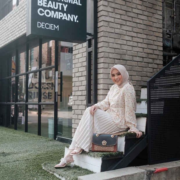 Bianca Kartika memakai blouse motif floral dan rok plisket/instagram.com/biancakartika