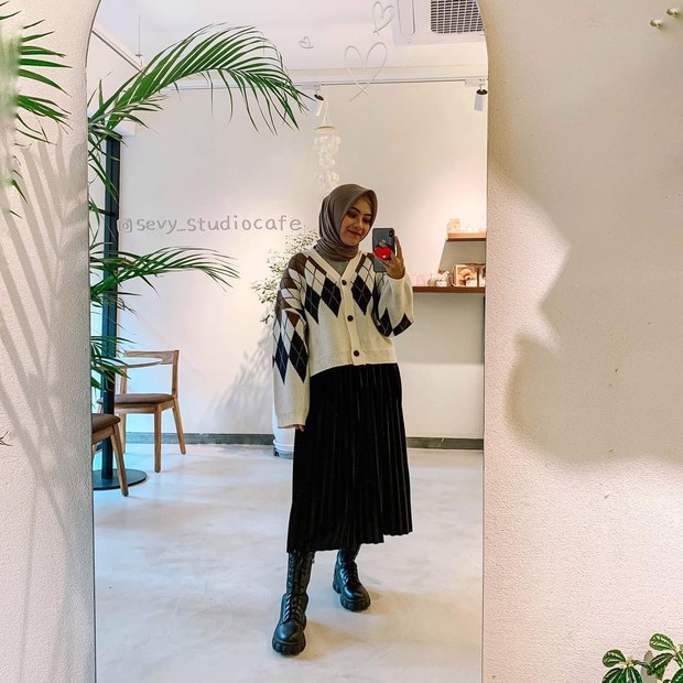 Bianca Kartika memakai sweater rajut dan rok plisket/instagram.com/biancakartika
