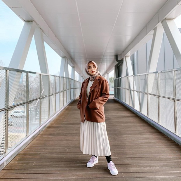 Bianca Kartika memakai coat dan rok plisket putih/instagram.com/biancakartika