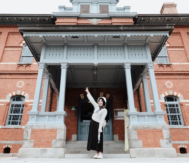 Bianca Kartika memakai kaos lengan panjang stripe horizontal/instagram.com/biancakartika