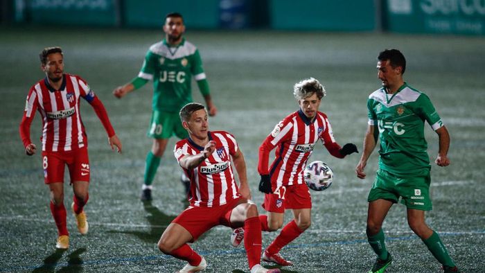 Cornella, Atletico CORNELLA, SPAIN - JANUARY 06: Ivan Saponjic of Atletico de Madrid controls the ball during the Copa del Rey second round match between Cornella and Atletico Madrid at Nou Municipal de Cornella de Llobregat on January 06, 2021 in Cornella, Spain. Sporting stadiums around Spain remain under strict restrictions due to the Coronavirus Pandemic as Government social distancing laws prohibit fans inside venues resulting in games being played behind closed doors. (Photo by Eric Alonso/Getty Images)