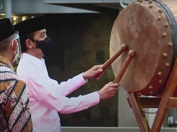 Momen Jokowi Pukul Beduk Resmikan Renovasi Masjid Istiqlal