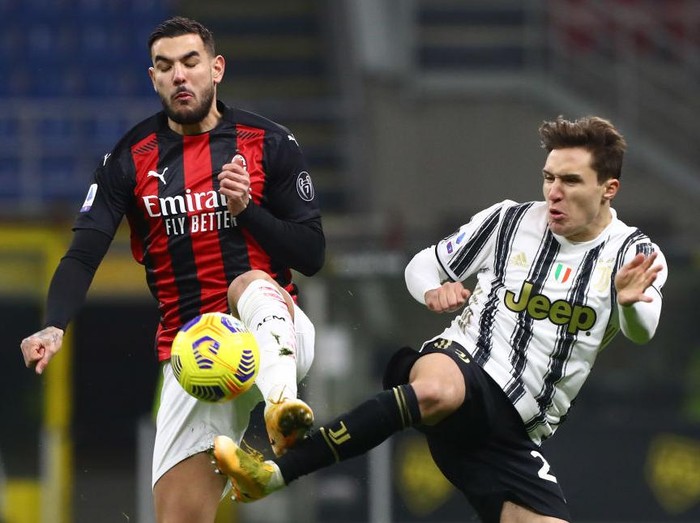MILAN, ITALY - JANUARY 06:  Theo Hernandez of AC Milan competes for the ball with Federico Chiesa of Juventus FC during the Serie A match between AC Milan and Juventus at Stadio Giuseppe Meazza on January 6, 2021 in Milan, Italy.  (Photo by Marco Luzzani/Getty Images)