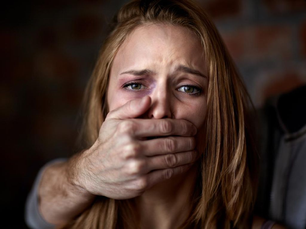 Kencan Jadi Petaka, Pria Cekik Wanita Sampai Pingsan Demi Bisa Cium Kakinya Kencan Jadi Petaka, Pria Cekik Wanita Sampai Pingsan Demi Bisa Cium Kakinya
